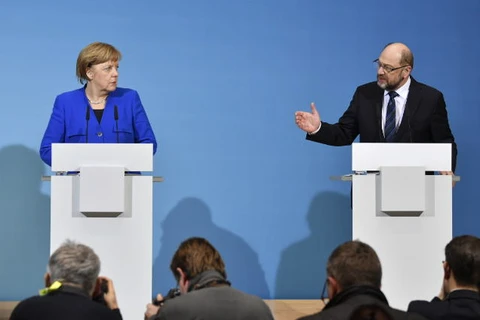 Thủ tướng Đức Angela Merkel (trái) và lãnh đạo đảng SPD Martin Schulz tại buổi họp báo sau cuộc đàm phán ở Berlin ngày 12/1. (Nguồn: AFP/TTXVN)