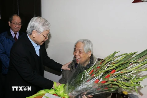 Tổng Bí thư Nguyễn Phú Trọng đến thăm, chúc Tết và chúc thọ nguyên Tổng Bí thư Đỗ Mười. (Ảnh: Trí Dũng/TTXVN)