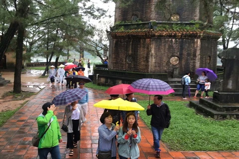 Khách du lịch tham quan chùa Thiên Mụ. (Ảnh: Quốc Việt/TTXVN)