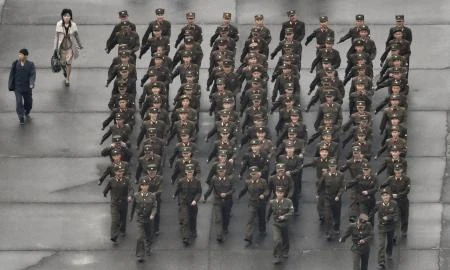 Binh sỹ Triều Tiên diễu binh qua Quảng trường Kim Nhật Thành ở Bình Nhưỡng ngày 10/10/2015. (Nguồn: Kyodo/ TTXVN)