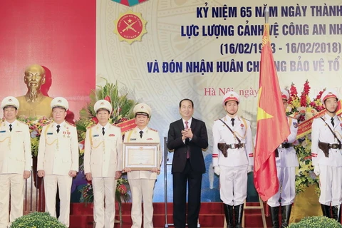Chủ tịch nước Trần Đại Quang trao Huân chương Bảo vệ Tổ quốc hạng Ba cho Lực lượng Cảnh vệ Công an Nhân dân. (Ảnh: Nhan Sáng/TTXVN)