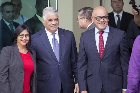 Ngoại trưởng CH Dominicana Miguel Vargas Maldonado (thứ 2, trái) tại lễ đón Bộ trưởng Truyền thông Venezuela Jorge Rodríguez (thứ 2, phải) và Chủ tịch ANC Delcy Rodríguez (trái) tới cuộc đối thoại với phe đối lập, ở Santo Domingo, CH Dominicana ngày 29/1.