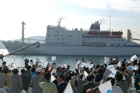 Tàu Mangyongbong-92 của Triều Tiên chở đoàn biểu diễn nghệ thuật Samjiyon tới thành phố cảng Busan (Hàn Quốc) năm 2002. (Nguồn: Yonhap/TTXVN)