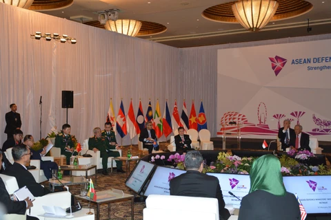 Thứ trưởng Bộ quốc phòng Nguyễn Chí Vịnh dẫn đầu đoàn đại biểu Việt Nam tham dự Hội nghị hẹp Bộ trưởng quốc phòng ASEAN. (Ảnh: Việt Dũng/TTXVN)