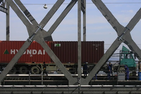 Xe chở hàng hóa đi qua cây cầu nối hữu nghị nối Trung Quốc - Triều Tiên ngày 23/10/2006. (Nguồn: AFP/TTXVN)