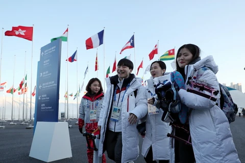 Các vận động viên trượt băng tốc độ cự li ngắn của Hàn Quốc tới làng Olympic ở Gangneung, tỉnh Gangwon. (Nguồn: Yonhap/TTXVN)