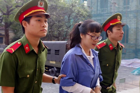 Dẫn giải bị cáo Huỳnh Thị Huyền Như đến phiên tòa 8/2. (Ảnh: Hoàng Hải/TTXVN)