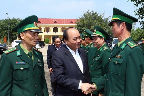 Thủ tướng Nguyễn Xuân Phúc thăm hỏi, động viên cán bộ, chiến sỹ Bộ Chỉ huy Biên phòng tỉnh Đắk Nông. (Ảnh: Thống Nhất/TTXVN)