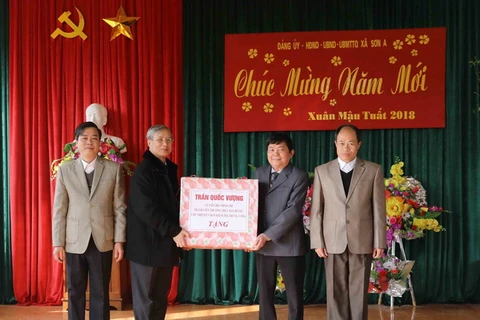 Đồng chí Trần Quốc Vượng thăm hỏi, động viên, tặng quà và chúc Tết nhân dân xã Sơn A. (Ảnh: Phương Hoa/TTXVN)