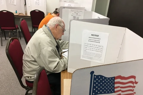 Cử tri Mỹ bỏ phiếu bầu Tổng thống Mỹ 2016 tại điểm bầu cử sớm ở Eau Claire, Wisconsin ngày 1/11/2016. (Nguồn: AFP/ TTXVN)