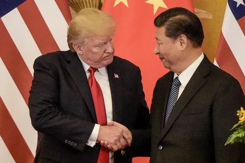 Chủ tịch Trung Quốc Tập Cận Bình (phải) và Tổng thống Mỹ Donald Trump trong cuộc gặp tại Bắc Kinh ngày 9/11/2017. (Nguồn: AFP/TTXVN)