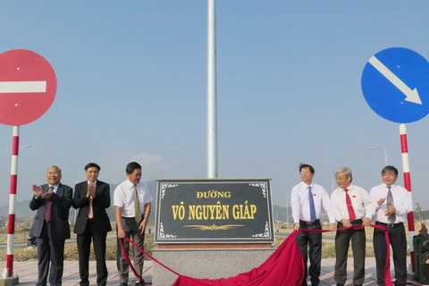 Các đồng chí lãnh đạo tỉnh Khánh Hòa thực hiện nghi lễ gắn biển tên cho Võ Nguyên Giáp cho tuyến đường. (Ảnh: Tiên Minh/TTXVN)