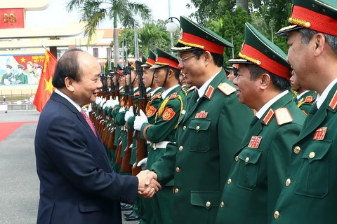 Thủ tướng Nguyễn Xuân Phúc đến thăm, làm việc và chúc Tết cán bộ, chiến sỹ Bộ Tư lệnh Quân khu 5. (Ảnh: Thống Nhất/TTXVN) 