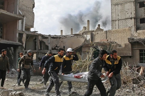 Chuyển nạn nhân bị thương sau một cuộc không kích ở Đông Ghouta, Syria ngày 9/2. (Nguồn: AFP/TTXVN)