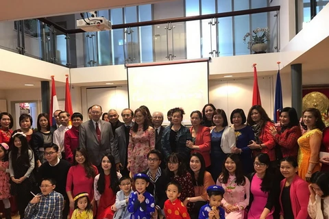Kiều bào chụp ảnh chung với Đại sứ Ngô Thị Hòa. (Ảnh do Đại sứ quán Việt Nam tại Hà Lan cung cấp)