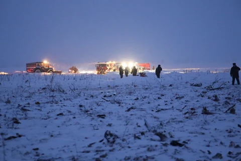 Lực lượng thuộc Bộ tình trạng khẩn cấp Nga làm nhiệm vụ tại hiện trường vụ rơi máy bay ở ngoại ô Moskva ngày 11/2.(Nguồn: THX/ TTXVN)