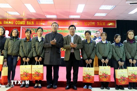 Phó Thủ tướng Phạm Bình Minh tặng quà cho công nhân lao động có hoàn cảnh khó khăn tại các công ty, doanh nghiệp trên địa bàn huyện Phú Bình, tỉnh Thái Nguyên. (Ảnh: Thu Hằng/TTXVN)