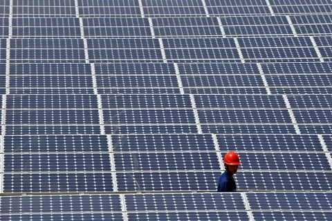 Nhân viên kiểm tra tại trạm năng lượng pin mặt trời ở Yanchi County thuộc Wuzhong City, khu tự trị Hồi Ninh Hạ (Trung Quốc). (Nguồn: THX/TTXVN)