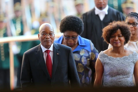 Tổng thống Nam Phi Jacob Zuma (trái) tới tòa nhà Quốc hội ở Cape Town để đọc Thông điệp Quốc gia ngày 9/2/2017. (Nguồn: AFP/TTXVN)