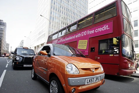 Một chiếc ôtô điện (phía trước, bên trái) lưu thông trên một tuyến phố ở London, Anh. (Nguồn: AFP/TTXVN)