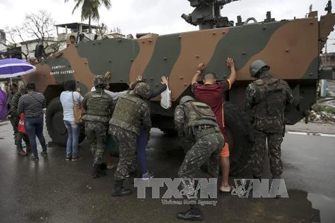 Lực lượng quân đội Brazil trong chiến dịch trấn áp tội phạm tại Rio de Janeiro ngày 21/8. (Nguồn: EPA/TTXVN)