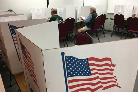 Cử tri Mỹ bỏ phiếu bầu Tổng thống Mỹ 2016 tại điểm bầu cử sớm ở Eau Claire, Wisconsin ngày 1/11/2016. (Nguồn: AFP/ TTXVN)
