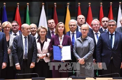 Đại diện Cấp cao phụ trách chính sách an ninh và đối ngoại EU Federica Mogherini (giữa) sau lễ ký. (Nguồn: AFP/TTXVN)