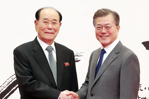 Chủ tịch Đoàn Chủ tịch Hội nghị Nhân dân Tối cao Triều Tiên Kim Yong-nam (ảnh, trái) dẫn đầu đoàn cấp cao tham dự lễ khai mạc Olympic mùa Đông PyeongChang 2018 và gặp Tổng thống Hàn Quốc Moon Jae-in. (Nguồn: Yonhap/TTXVN)