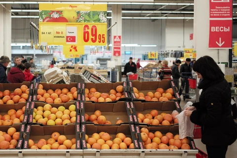 Khách hàng lựa chọn hoa quả Thổ Nhĩ Kỳ tại siêu thị ở Moskva (Nga) ngày 29/11. (Nguồn: THX/ TTXVN)