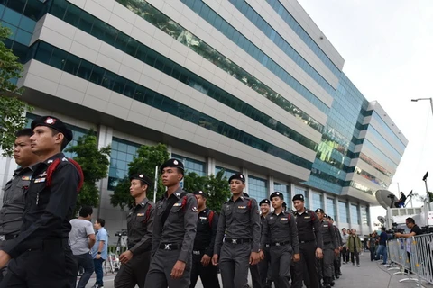 Cảnh sát tuần tra gần Tòa án tối cao ở Bangkok, Thái Lan ngày 25/8. (Nguồn: THX/TTXVN)