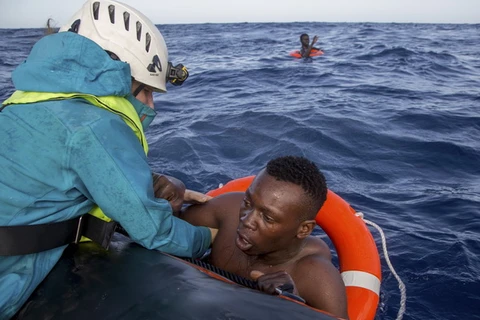 Cứu người di cư trên Địa Trung Hải ngày 6/11/2017. (Ảnh minh họa. Nguồn: AFP/ TTXVN)