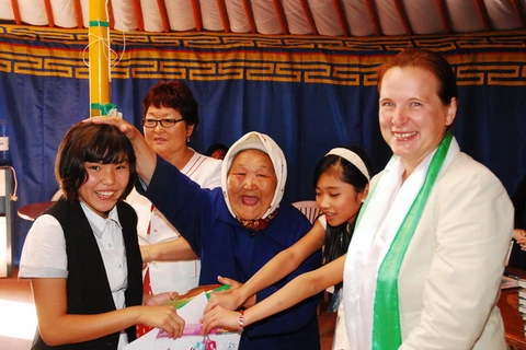 Chị Irina Konhiukhova (phải) cùng các em nhỏ tham gia dự án Con đường Hòa bình tại Kalmykia, Nga. (Ảnh: Tâm Hằng/Vietnam+) 
