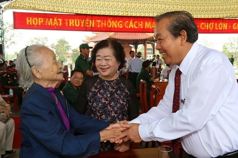 Phó Thủ tướng Trương Hòa Bình với các đồng chí lão thành cách mạng tại buổi họp mặt truyền thống cách mạng Sài Gòn-Chợ Lớn-Gia Định. (Ảnh: Thanh Vũ/TTXVN)