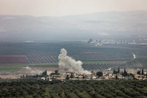 Khói bốc lên từ làng Deir Ballut ở vùng Afrin, Syria sau một cuộc không kích do Thổ Nhĩ Kỳ tiến hành ngày 10/2. (Nguồn: AFP/TTXVN)