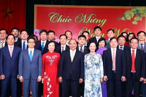 Thủ tướng Nguyễn Xuân Phúc chụp ảnh lưu niệm với lãnh đạo, công chức, viên chức Ban Dân vận Trung ương. (Ảnh: Thống Nhất/TTXVN)