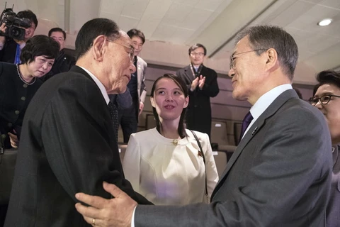 Chủ tịch Đoàn Chủ tịch Hội nghị Nhân dân Tối cao Triều Tiên Kim Yong-nam (ảnh, trái) dẫn đầu đoàn cấp cao tham dự lễ khai mạc Olympic mùa Đông PyeongChang 2018 và gặp Tổng thống Hàn Quốc Moon Jae-in. (Nguồn: Yonhap/TTXVN)