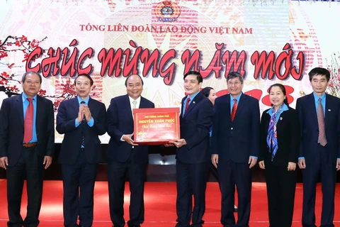 Thủ tướng Nguyễn Xuân Phúc đến chúc Tết cán bộ, công nhân viên và người lao động Tổng Liên đoàn lao động Việt Nam. (Ảnh: Thống Nhất/TTXVN)