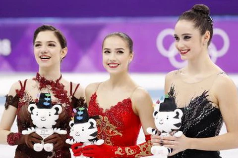 Vận động viên Alina Zagitova (ảnh, giữa) và Evgenia Medvedeva (ảnh, trái) đến từ Nga đã lần lượt giành Huy chương Vàng và Bạc nội dung trượt tuyết đổ đèo đơn nữ tại Olympic PyeongChang 2018. (Nguồn: Kyodo/TTXVN)