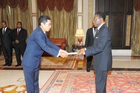Đại sứ Nguyễn Mạnh Cường trình Quốc thư lên Tổng thống Guinea Xích đạo Obiang Nguema Mbasogo. (Ảnh: Dư Hưng/Vietnam+)
