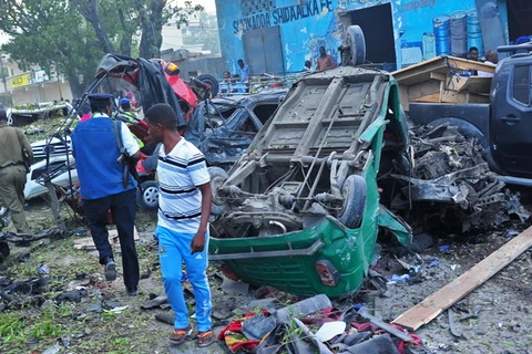 Hiện trường một vụ đánh bom liều chết tại Mogadishu, Somalia ngày 28/10. (Nguồn: AFP/TTXVN)