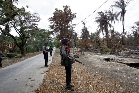 Cảnh sát gác tại thị trấn Maungdaw, bang Rakhine, Myanmar ngày 31/8/2017. (Nguồn: AFP/TTXVN)