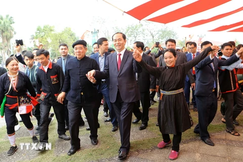 Chủ tịch nước Trần Đại Quang tham gia vòng xòe đại đoàn kết các dân tộc đầu Xuân. (Ảnh: Doãn Tấn/TTXVN)