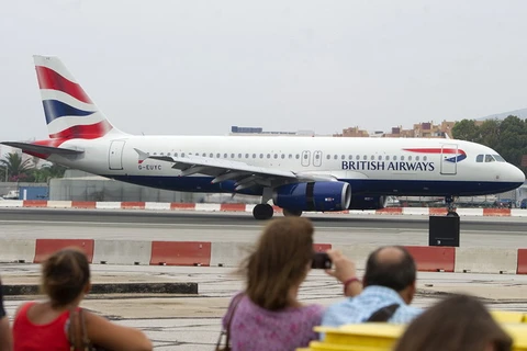 Máy bay của Bristish Airways hạ cánh xuống sân bay Gibraltar, Tây Ban Nha. (Nguồn: AFP/TTXVN)