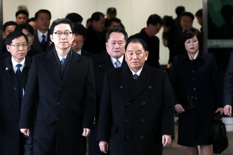 Ông Kim Yong-chol (giữa) và các thành viên trong đoàn đại biểu cấp cao Triều Tiên tới Hàn Quốc ngày 25/2. (Nguồn: Yonhap/TTXVN)