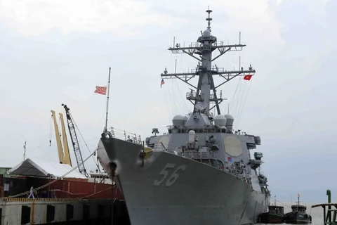 Tàu USS John S. McCain cập cảng Tiên Sa thăm hữu nghị thành phố Đà Nẵng năm 2016. (Ảnh: Trần Lê Lâm/TTXVN)