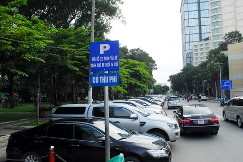 Nơi đỗ xe có thu phí dành cho ôtô trên đường Lê Lai, quận 1. (Ảnh: Mạnh Linh/TTXVN)