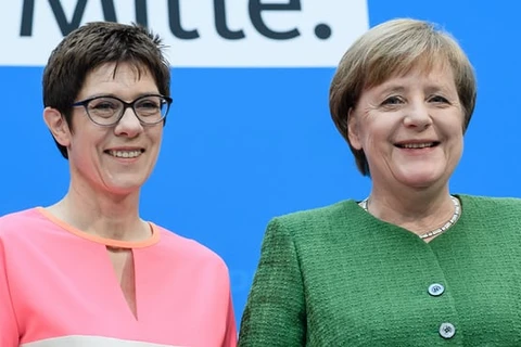 Bà Annegret Kramp-Karrenbauer và Thủ tướng Angela Merkel. (Nguồn: EPA)