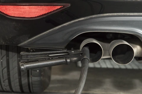 Kiểm tra mức khí thải của xe ô tô tại Ludwigsburg, tây nam Đức ngày 7/8/2017. (Nguồn: AFP/TTXVN)