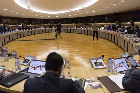 Lãnh đạo các nước thành viên EU tại Hội nghị Ủy ban châu Âu ở Brussels (Bỉ) ngày 23/2. (Nguồn: THX/ TTXVN)