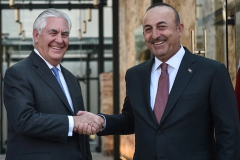 Ngoại trưởng Mỹ Rex Tillerson (trái) và người đồng cấp Thổ Nhĩ Kỳ Mevlut Cavusoglu tại cuộc gặp ở Istanbul, Thổ Nhĩ Kỳ ngày 9/7/2017. (Nguồn: AFP/TTXVN)